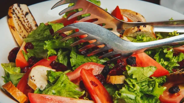 Nar Ekşili Cevizli Havuç Salatası