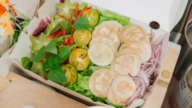 Nar Ekşili Kinoa ve Kuru Domatesli Anadolu Salatası