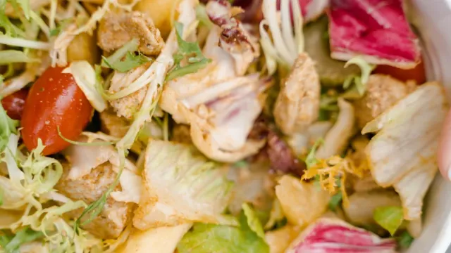 Nar Ekşili Cevizli Roka Salatası