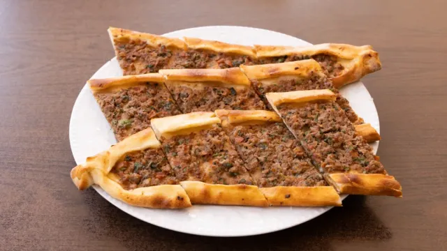 Fırında Kıymalı Pide
