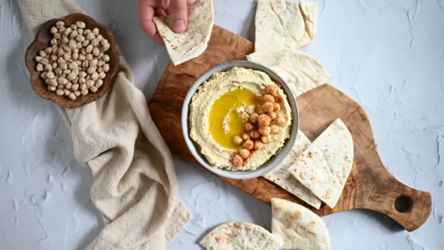 Nar Ekşili Antep Fıstıklı Cevizli Humus