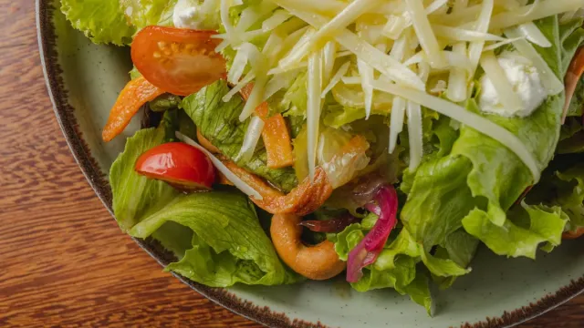 Nar Ekşili Kırmızı Lahana ve Cevizli Türk Salatası