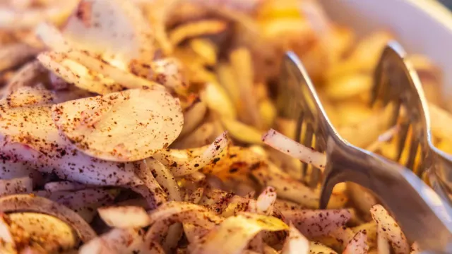 Zeytinyağlı Kereviz Kökü ve Nar Ekşili Soğan Salatası