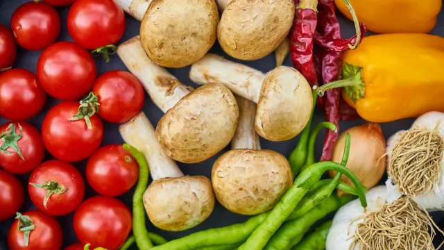 Zeytinyağlı İncirli ve Cevizli Kereviz Dolması