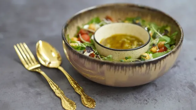 Zeytinyağlı Kereviz Kökü ve Nar Ekşili Salata