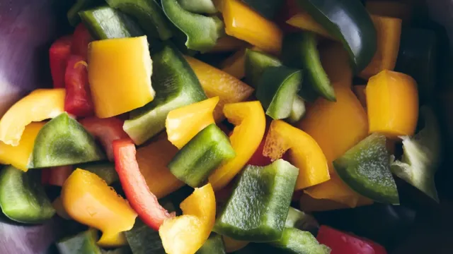 Antep Fıstıklı Nar Ekşili Kıvırcık Salata