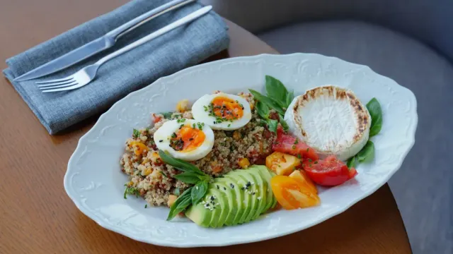 Nar Ekşili Kırmızı Pancar ve Kinoa Salatası