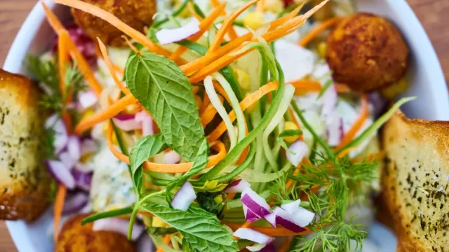 Nar Ekşili Kereviz Kökü Salatası