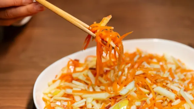 Kırmızı Pancarlı ve Nar Ekşili Antep Fıstıklı Salata