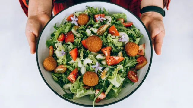 Kırmızı Pancarlı Cevizli Yoğurt Salatası