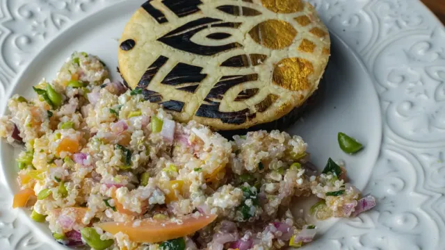 Kızılcık ve Nar Ekşili Kinoa Salatası
