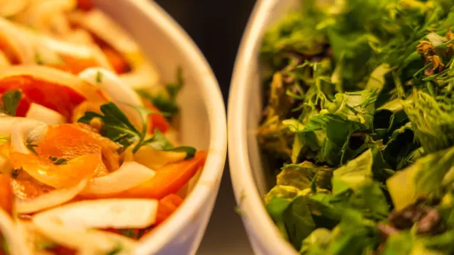 Nar Ekşili Kereviz ve Cevizli Anadolu Salatası