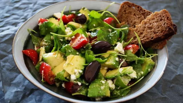 Nar Eşliğinde Antep Fıstıklı Bulgur Salatası