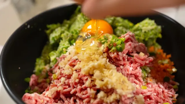 Çiğ Köfte Soslu Antep Fıstıklı Nohut Salatası