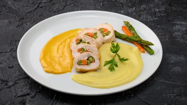 Zeytinyağlı Enginar Dolması ve Taze Bakla Eşliğinde