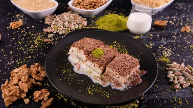 Antep Fıstıklı ve Gül Suyu Aromalı Süt Helvası