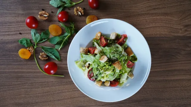 Çoban Salatasına Farklı Bir Dokunuş: Nar Ekşili ve Sumaklı Anadolu Salatası