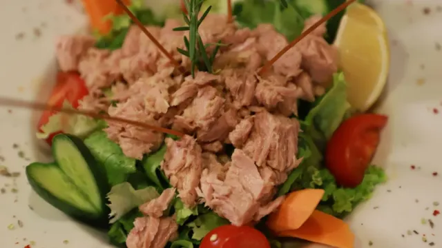 Kızılcık ve Narlı Anadolu Salatası