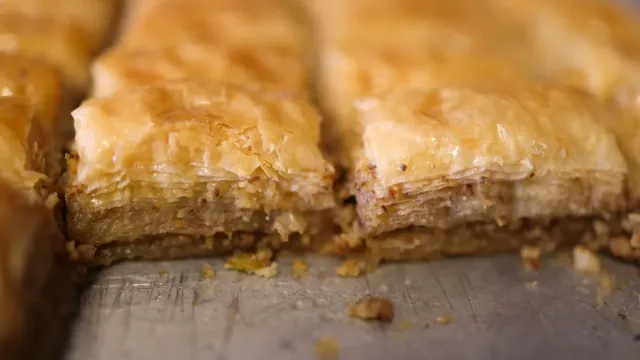Antep Fıstıklı ve Gül Suyu Aromalı Özel Baklava