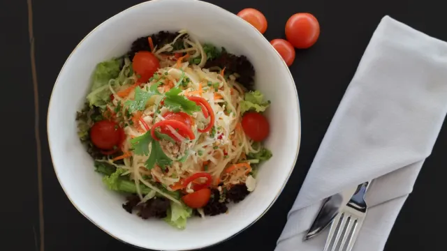 Anadolu Yeşillikleri ile Nar Ekşili Cevizli Salata