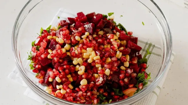 Ege Usulü Taze Yeşilliklerle Nar Ekşili Salata