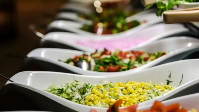 Nar Ekşili ve Antep Fıstıklı Roka Salatası