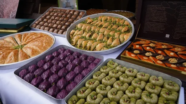 Geleneksel Zerde Tatlısı: Safranlı Pirinç Muhallebisi