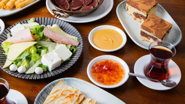 Köy Usulü Çoban Salatası: Geleneksel Lezzet, Modern Sunum