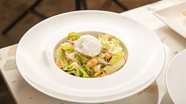 Türk Usulü Sezar Salata: Antep Fıstıklı ve Nar Ekşili