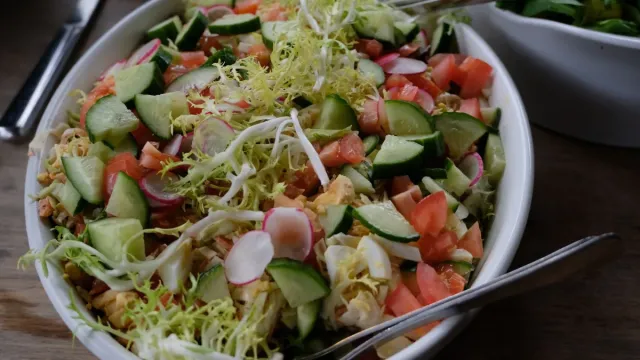 Gavurdağı Salatası: Nar Ekşili ve Cevizli Lezzet Şöleni