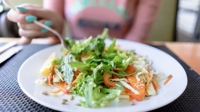 Nar Ekşili Roka Salatası