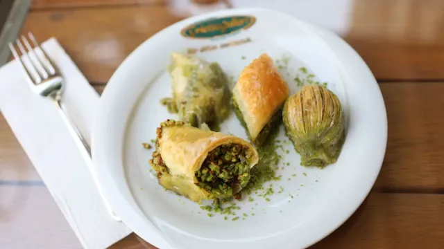 Kıymalı Çıtır Börek Dolgusuyla Tepside Fırın Börek
