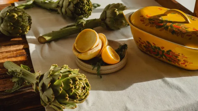 Zeytinyağlı Enginar Dolması ile Limonlu Baharatlı Enginar