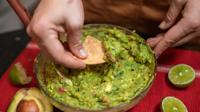 Türk Usulü Avokado Ezmesi: Guacamole