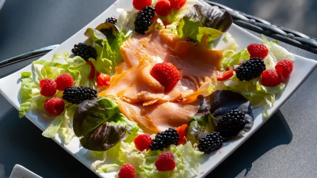 Fesleğenli ve Limonlu Çiroz Salatası