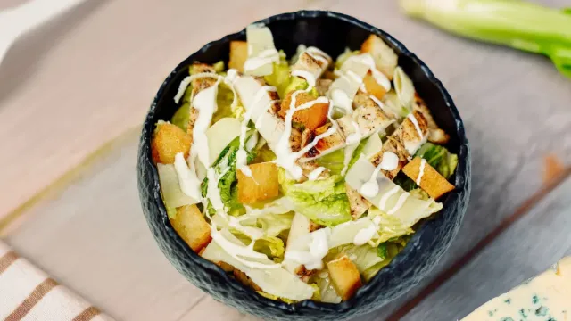Türk Usulü Sezar Salata: Antep Fıstıklı ve Nar Ekşili Lezzet