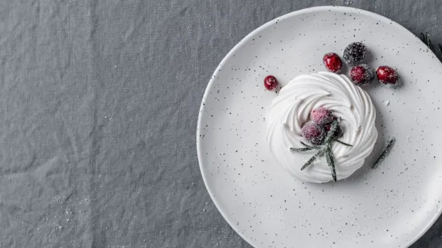 Nar Şerbetli Antep Fıstıklı Pavlova