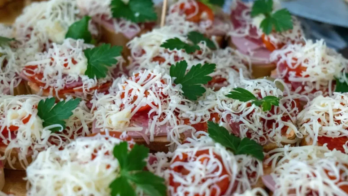 Pesto & Domatesli Bruschetta: 10 Dakikada Şık Atıştırmalık (Ekmek Hamurlaşmasın)