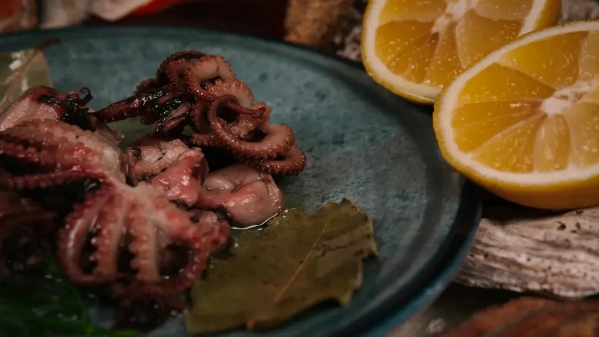 Ahtapot Salatası Tarifi: Akdeniz Usulü Limonlu ve Taze Otlu