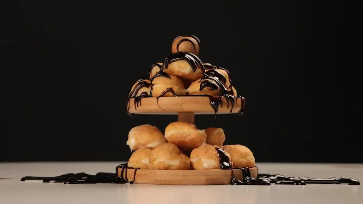 Evde Çıtır Profiterol Yapımı: Kremşanti ve Çikolata Soslu