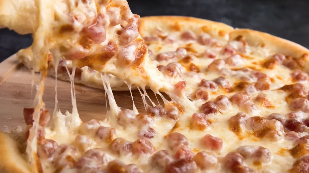 Ev Yapımı Pizza: Çıtır Taban İçin Sıcak Tepsi ve Yüksek Isı