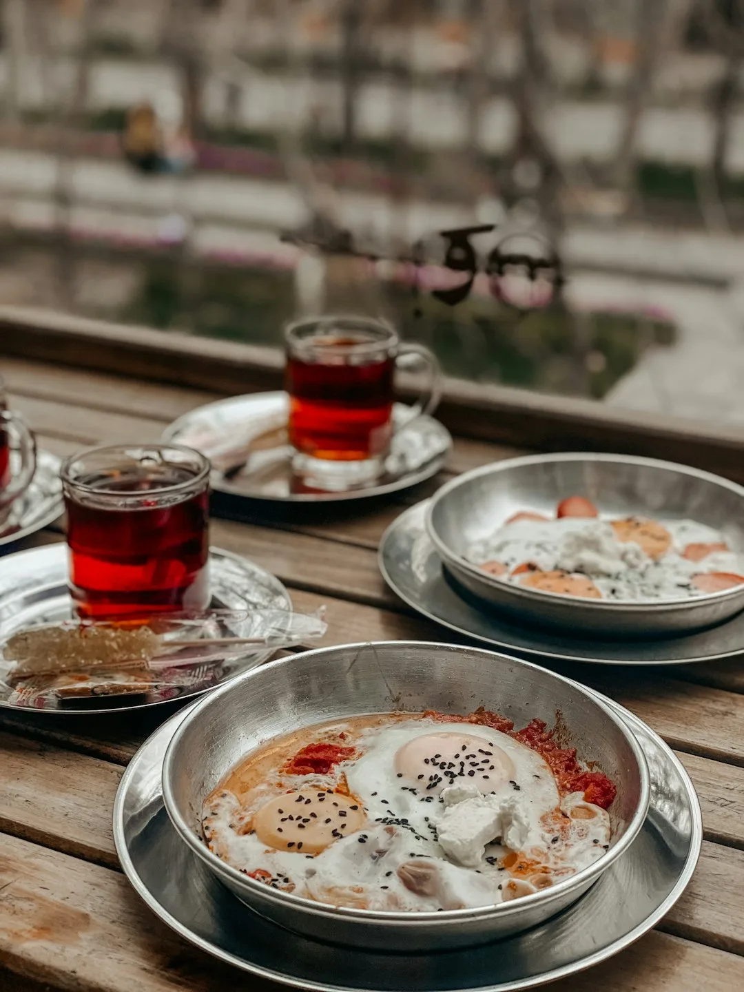 Köy Usulü Tereyağlı Yumurta ve Pastırmalı Ekmek