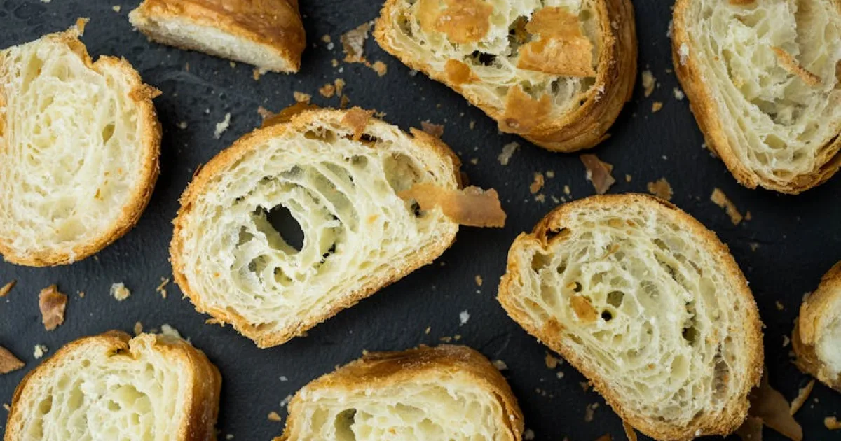 Altın Katmanlı Ev Yapımı Croissant Tarifi (Mayalı Hamur İle)