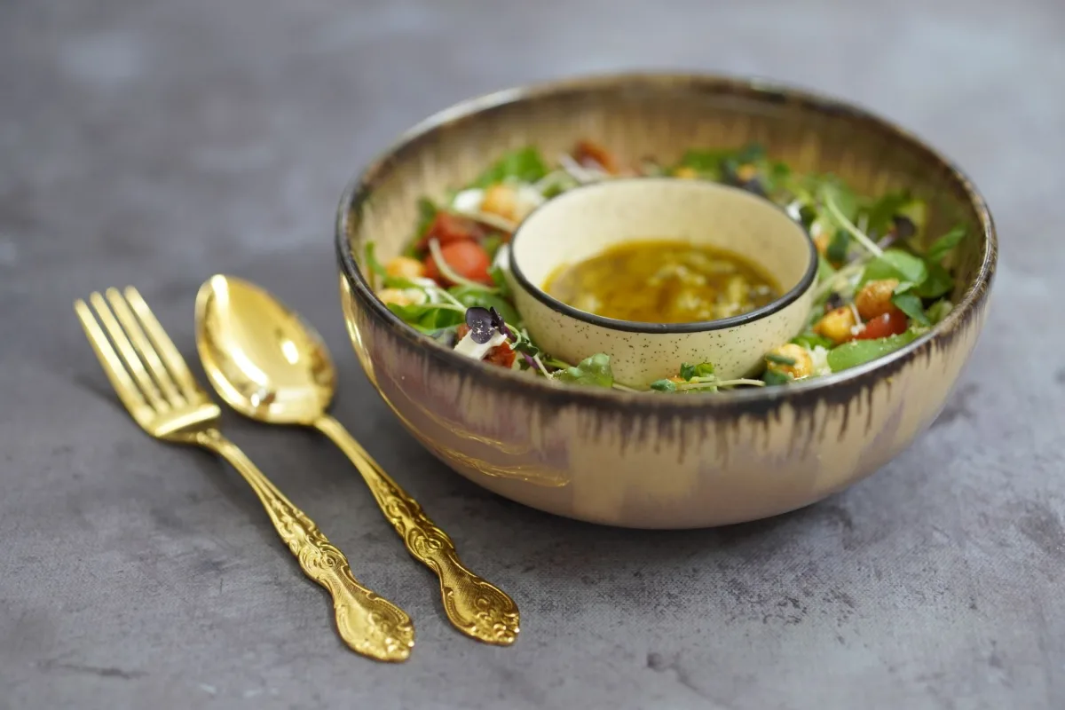 Zeytinyağlı Kereviz Kökü ve Nar Ekşili Salata